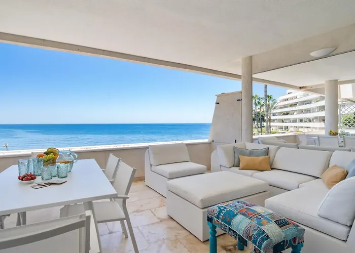 Beach-line With 3 Bedrooms In Apartment Estepona
